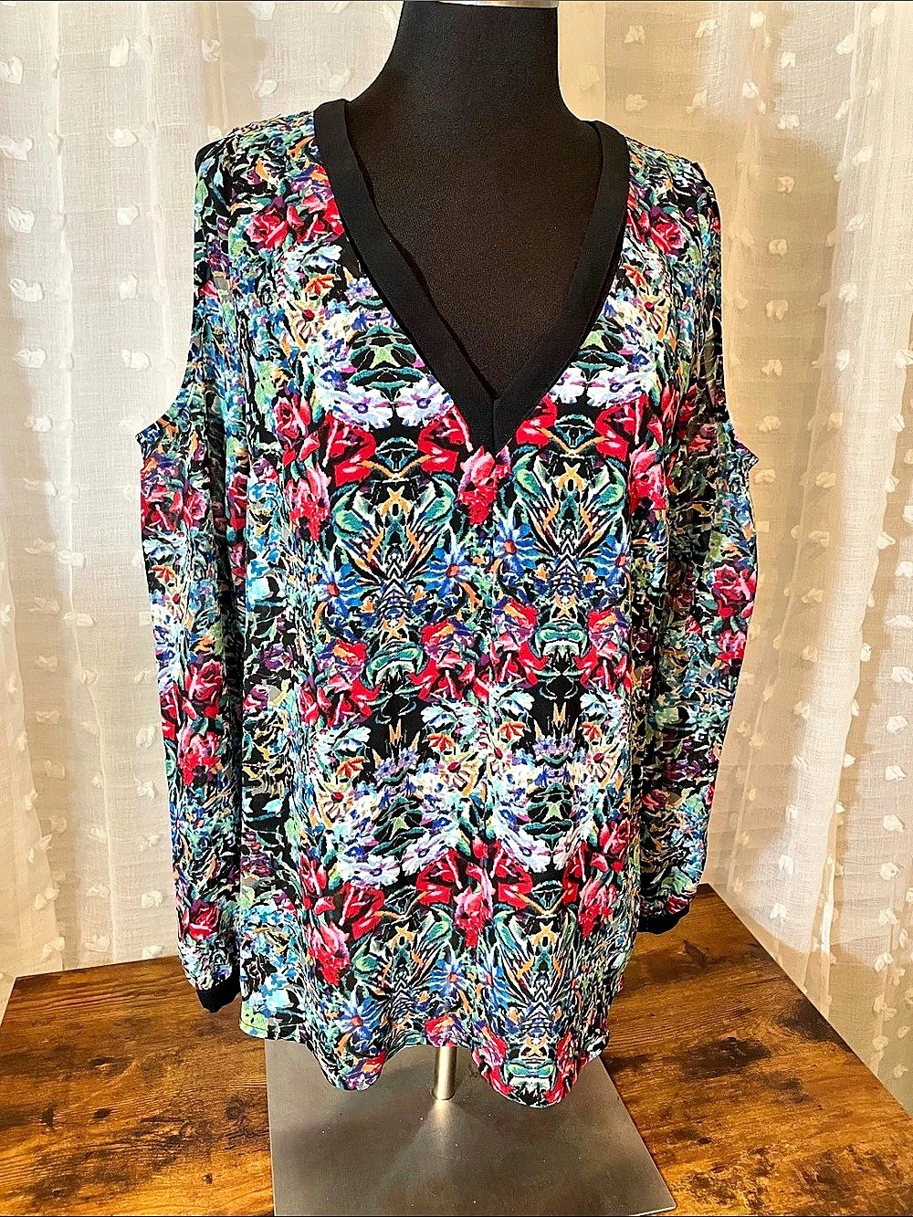 nicole by Nicole Miller Floral V-Neck Cold shoulder Blouse in Multicolor Size M